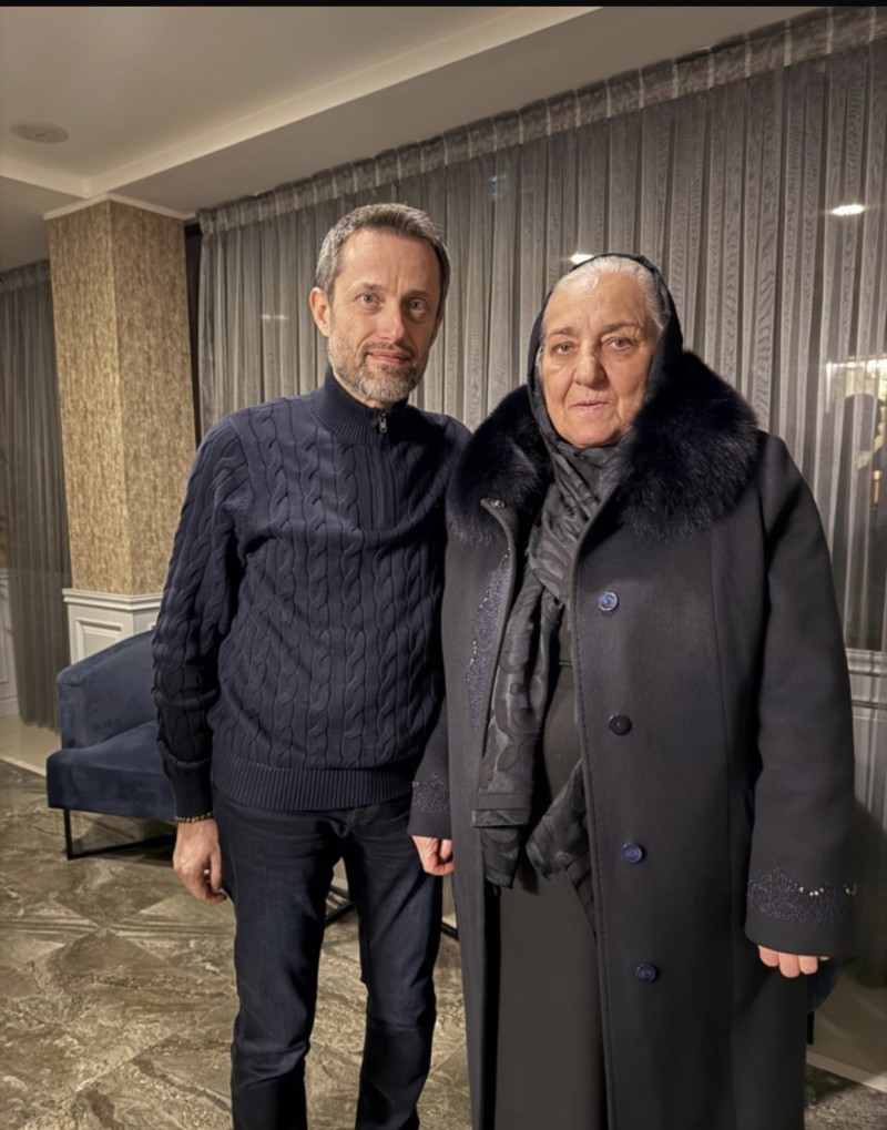 Polad Həşimovun anası ilə fotosunu paylaşdı, Instagram“ı bağlandı