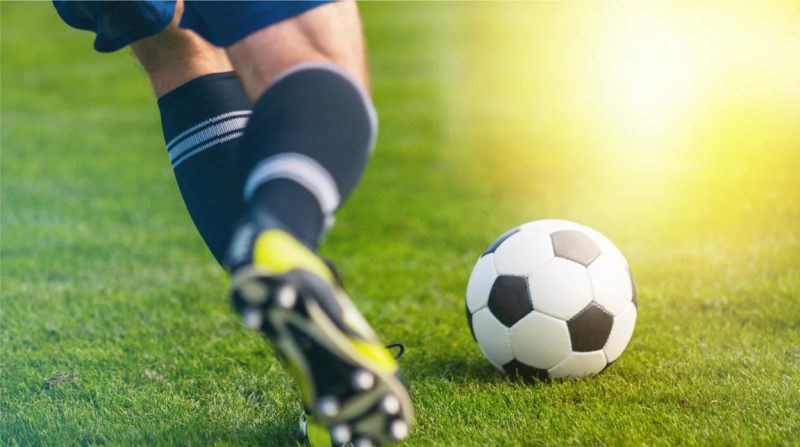 Daha bir əfsanə futbolla vidalaşır - FOTO
