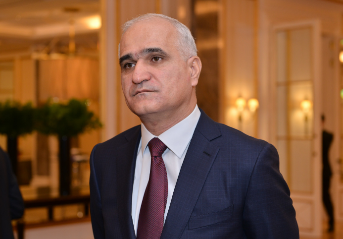 Baş nazirin müavini İrana GETDİ