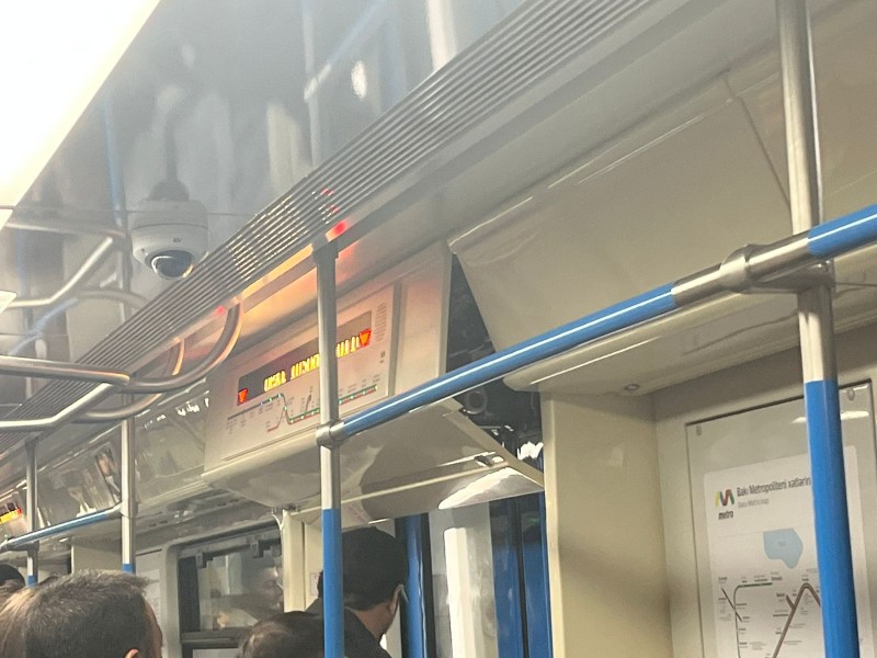 Bakı metrosunda HADİSƏ: Qatarda konstruksiya qırıldı