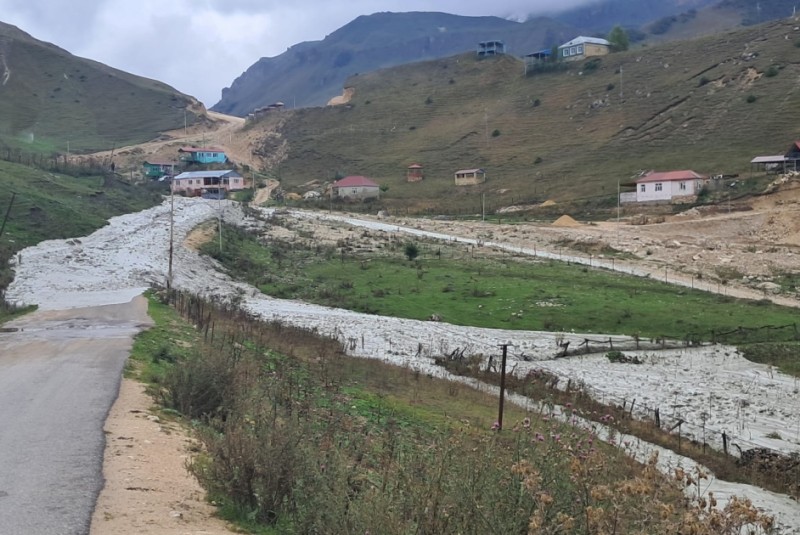 Qusarda sel suları yolu basdı - FOTOLAR