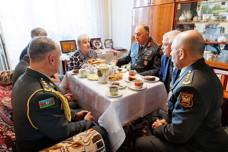 Kərim Vəliyev Belarusda Azərbaycanın Milli Qəhrəmanının məzarını ziyarət edib
