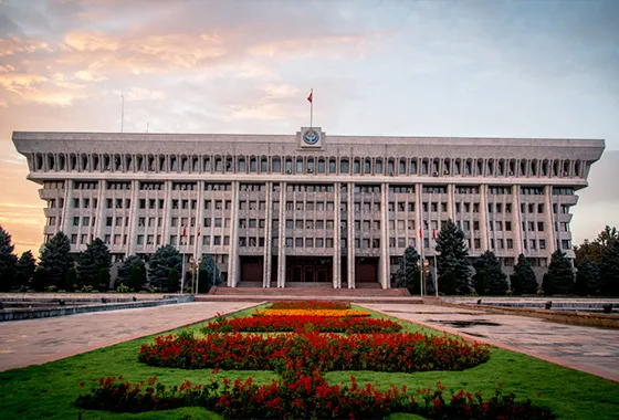 Qırğızıstan parlamenti vaxtından əvvəl buraxıldı