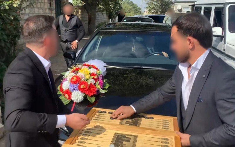 Gəlin maşınının qarşısını kəsib nərd oynadılar - Bəyin 4 dostu həbs edildi
