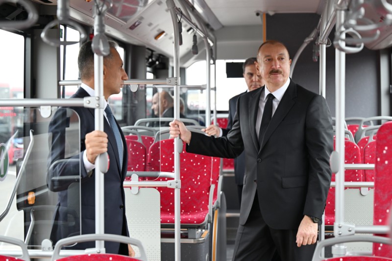 İlham Əliyev BakuBus MMC-nin Gəncə Avtoparkının açılışında - FOTOLAR 