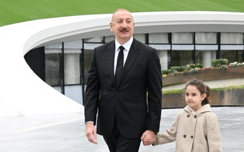 Prezidentin yanındakı kiçik qız kimdir? - FOTO