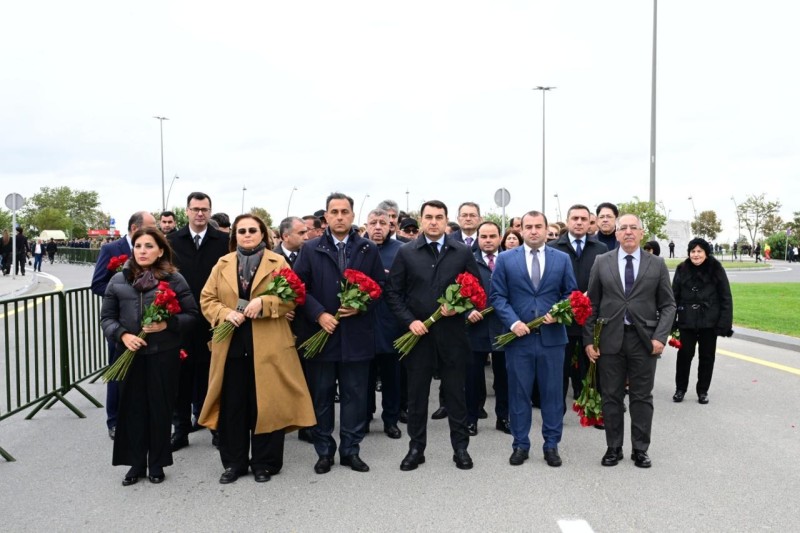 Mədəniyyət Nazirliyinin kollektivi şəhidlərin xatirəsini yad edib - FOTOLAR