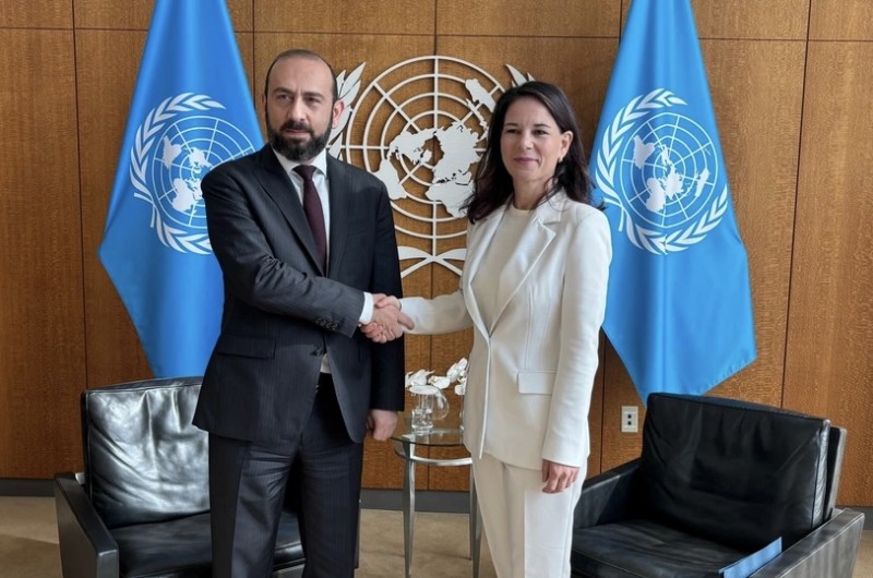 Berbok və Mirzoyan Bakı-İrəvan sülh prosesini müzakirə edib