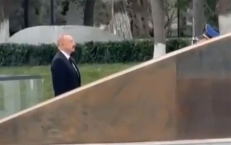 Prezident Vətən müharibəsi şəhidlərinin xatirəsini bir dəqiqəlik sükutla yad edib