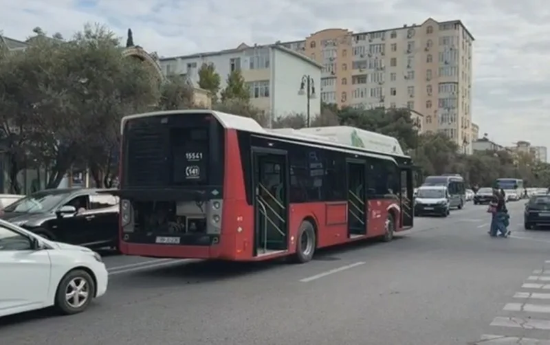Bakıda avtobus xarab olub yolda qaldı - VİDEO