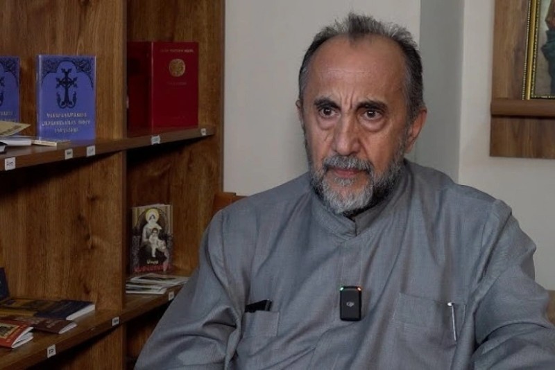Hakimiyyəti devirməyə çağırış edən erməni keşişin həbsi istənildi