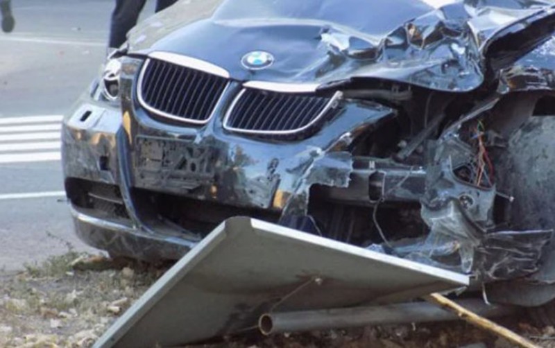 Bakıda “BMW” hasara çırpıldı - Ölən var