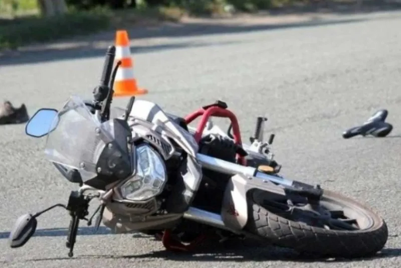Neftçalada motosiklet divara çırpıldı - ölən var