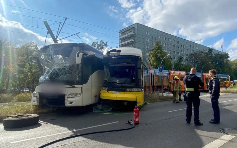 Berlində avtobus və tramvay toqquşdu - Xəsarət alanlar var