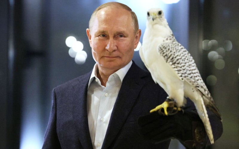 Putin krala bu quşu göndərdi