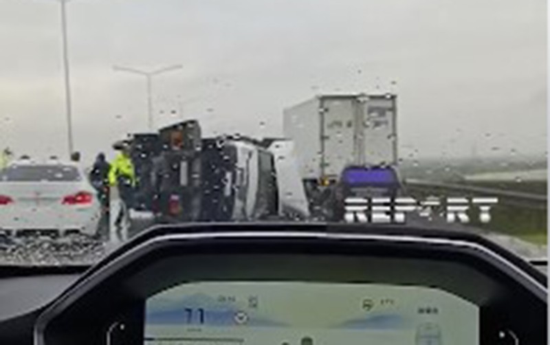 Evakuator daşıdığı yük maşını ilə birgə aşdı - VİDEO