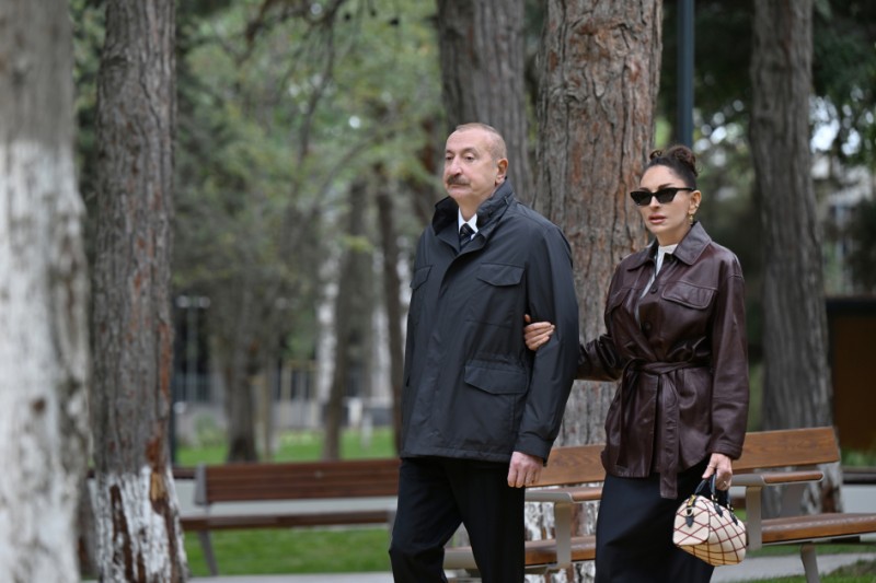 Prezident və xanımı Nərimanov rayonunda parkın açılışında - FOTOLAR