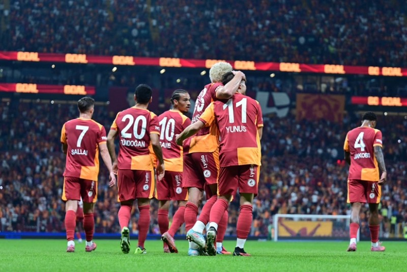 UEFA Qalatasarayı cərimələdi