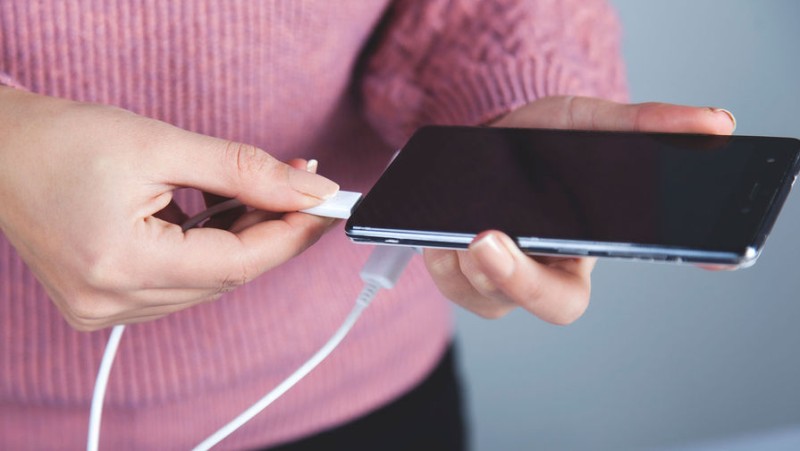 İctimai yerlərdə telefonların şarj edilməsi təhlükəlidir