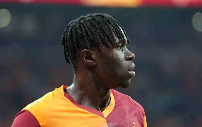 “Qalatasaray”ın müdafiəçisi 3-4 həftə oynaya bilməyəcək