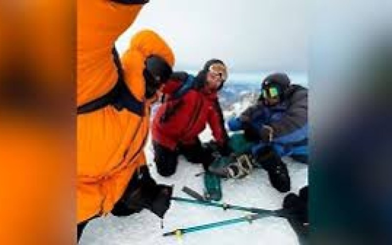 1000-ə yaxın alpinist Everestdə kömək gözləyir - VİDEO