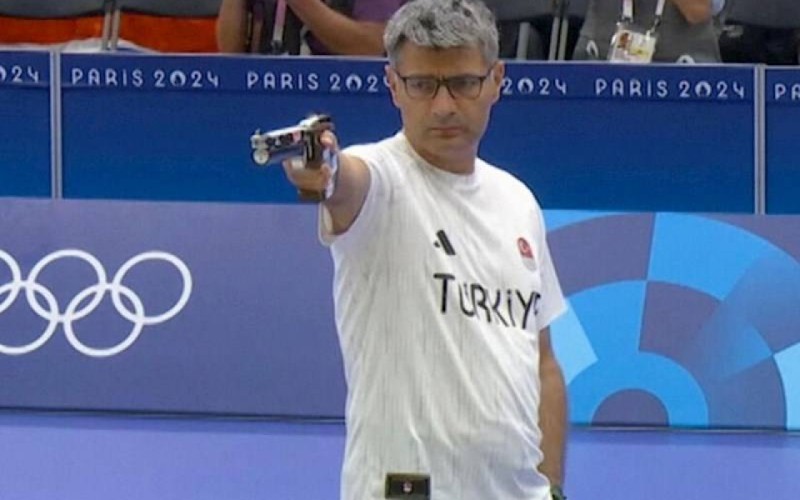 Əli cibində 3 qızıl medal qazandı - VİDEO