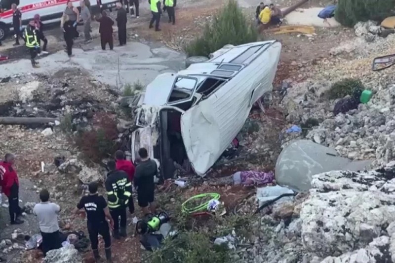 Türkiyədə mikroavtobus aşıb - ölənlər və yaralılar var