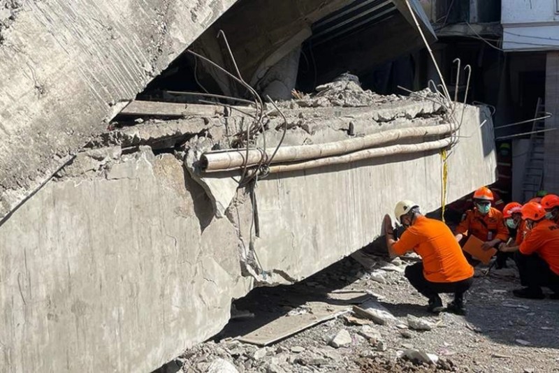 İndoneziyada məktəb binası uçdu - 60 ölü