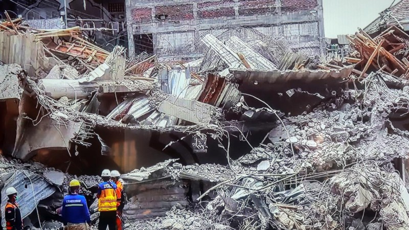 İndoneziyada məktəb binasının çökməsi 63 şagirdin ölümünə səbəb olub