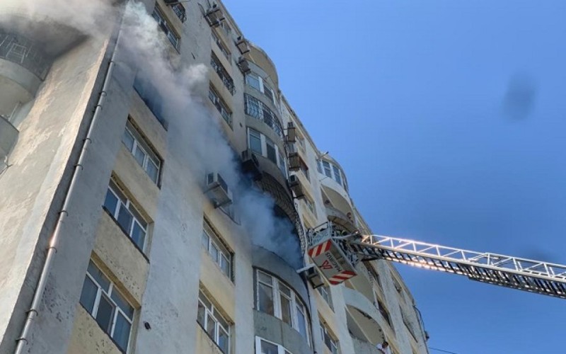 Paytaxtda çoxmərtəbəli binada yanğın olub