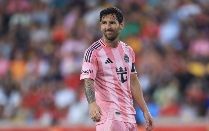 Messi dublla zirvəyə yüksəldi