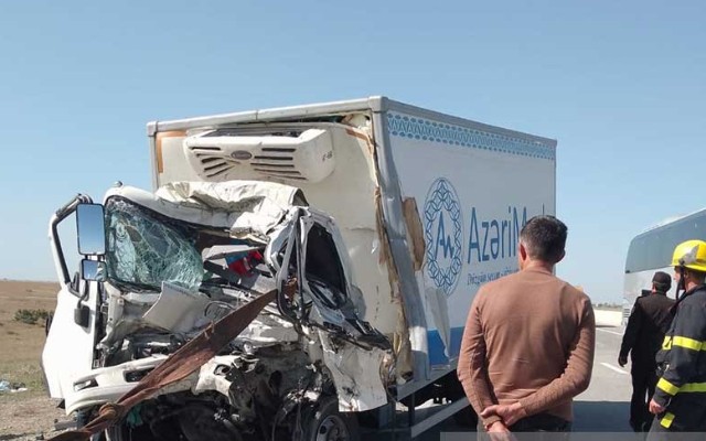 Hacıqabulda iki yük maşını toqquşub: ölən və yaralanan var