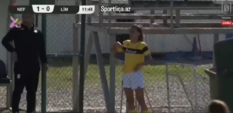 Azərbaycanda qadın futbolçu rəqibini yumruqla vurdu - VİDEO
