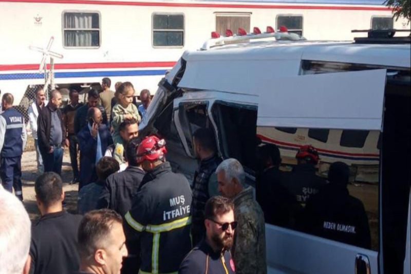 Türkiyədə mikroavtobus qatarla toqquşub - 17 şagird...