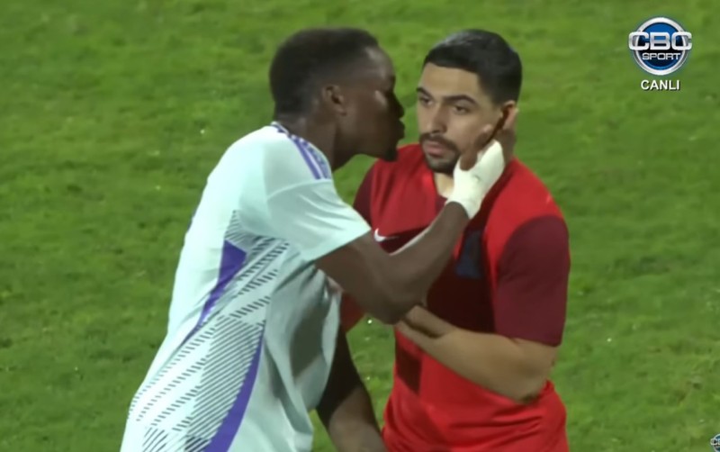 Şotlandiyalı futbolçu Azərbaycan yığmasının üzvünü öpmək istədi - VİDEO