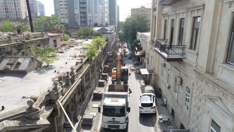 İslam Səfərli küçəsində içməli su və kanalizasiya xətləri yenilənir - VİDEO - FOTO