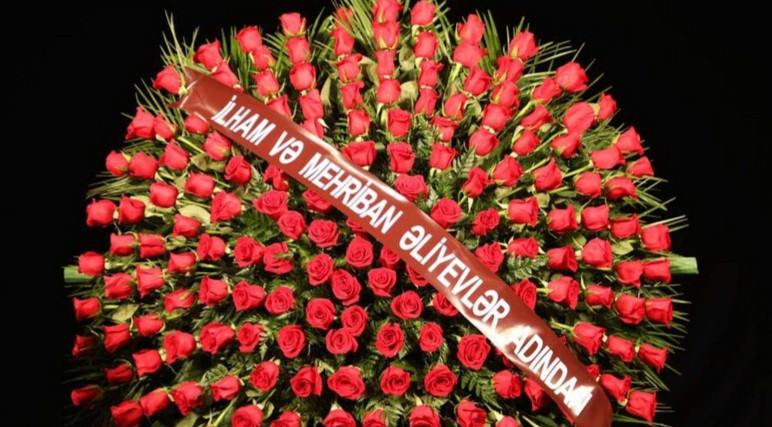 Prezident və xanımı Ramiz Quliyevlə vida mərasiminə əklil göndərib