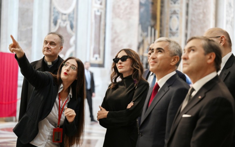 Birinci xanım Müqəddəs Pyotr Bazilikasındakı bərpa işləri ilə tanış oldu - FOTOLAR