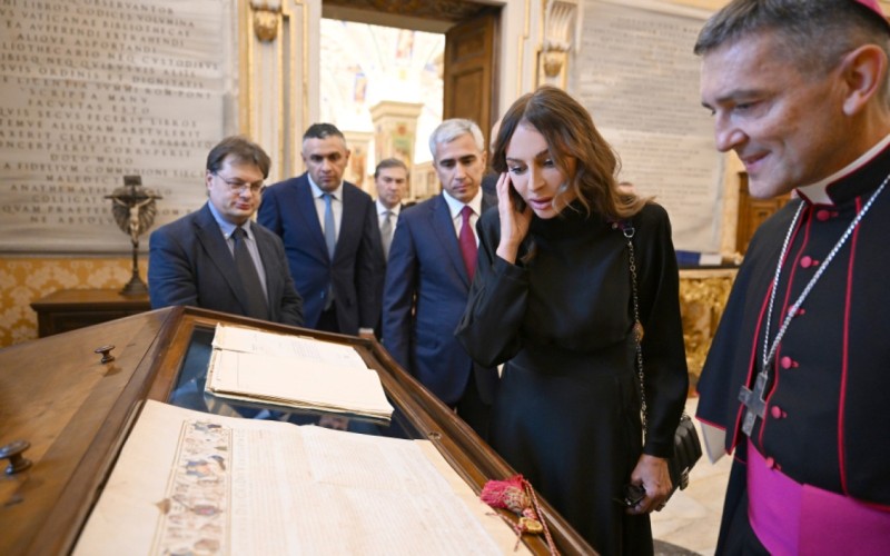 Birinci xanım Vatikan Apostol Kitabxanasını ziyarət etdi - FOTOLAR