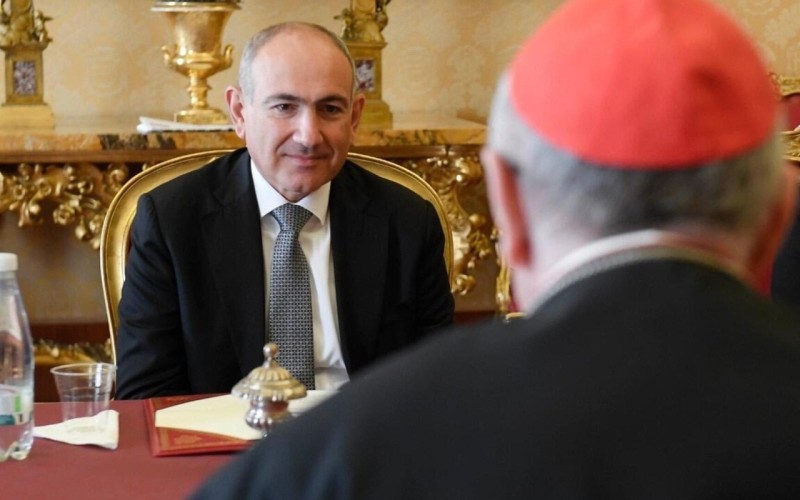 Paşinyan Papa ilə sülhü müzakirə etdi