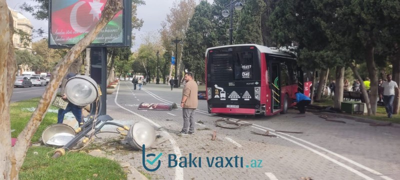 Bakıda qəza: Avtobus bulvara girdi - FOTOLAR -VİDEO - YENİLƏNİB