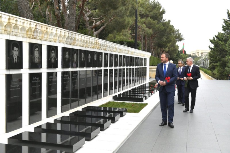 Marqus Tsahkna Bakıda Şəhidlər xiyabanını ziyarət edib - YENİLƏNİB