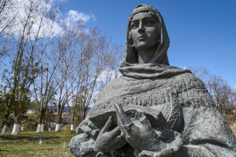 Beynəlxalq səyyahlar Şuşanın mərkəzi meydanında abidələrə baxıblar