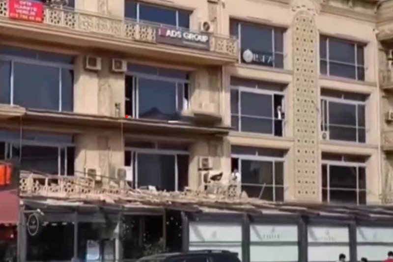 Bakıda binanın eyvanı restoranın ÜSTÜNƏ UÇDU - VİDEO