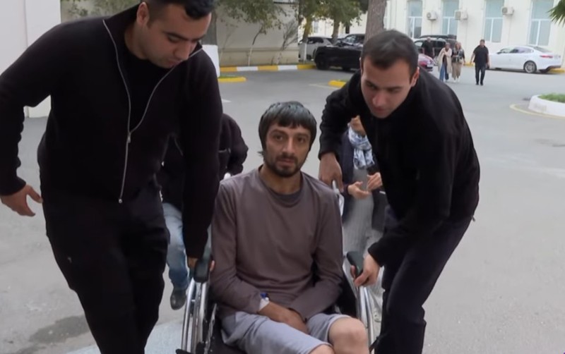 “Xəstəxana 3 aydır əlil arabasında olan qardaşımı qəbul etmir” - VİDEO