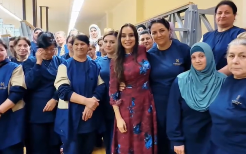 Leyla Əliyeva xalçaların toxunma prosesində iştirak etdi - VİDEO