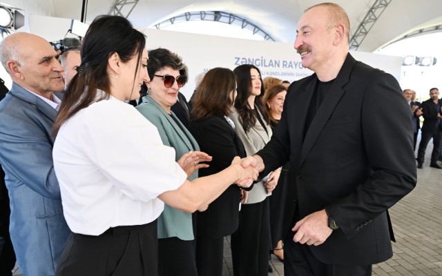 Prezident sakinlərə mənzillərin açarlarını təqdim etdi - FOTOLAR