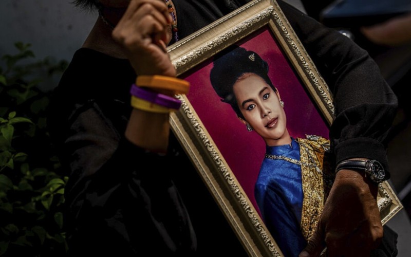 Ölkədə bir illik matəm elan edildi, qara paltar qıtlığı yarandı