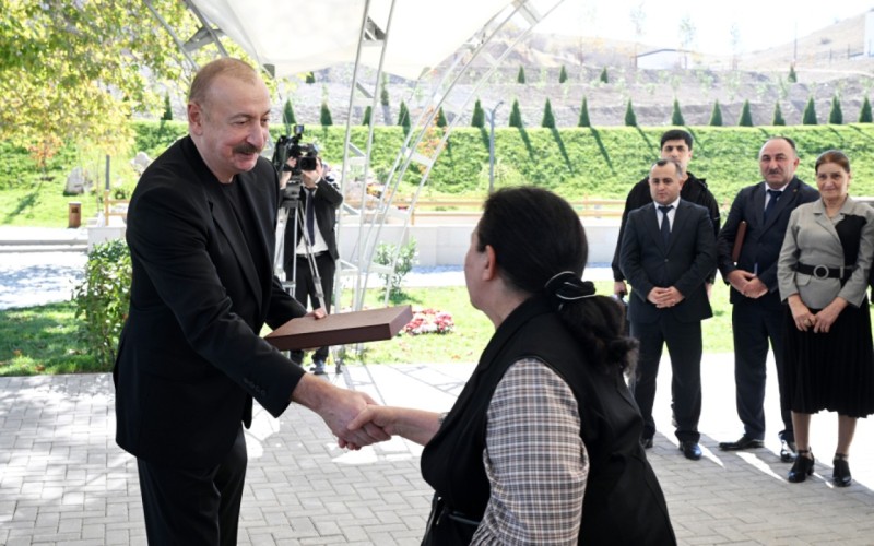 Prezident Horovlu sakinlərinə mənzillərin açarlarını təqdim etdi -FOTOLAR