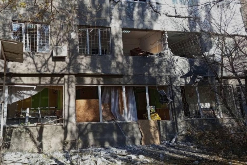 Uşaq xəstəxanası artilleriya atəşinə tutuldu, yaralılar var